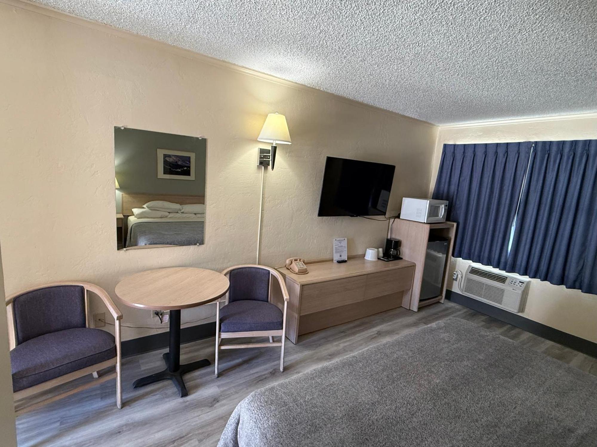 Pine Needles Inn Маунт-Шаста Екстер'єр фото