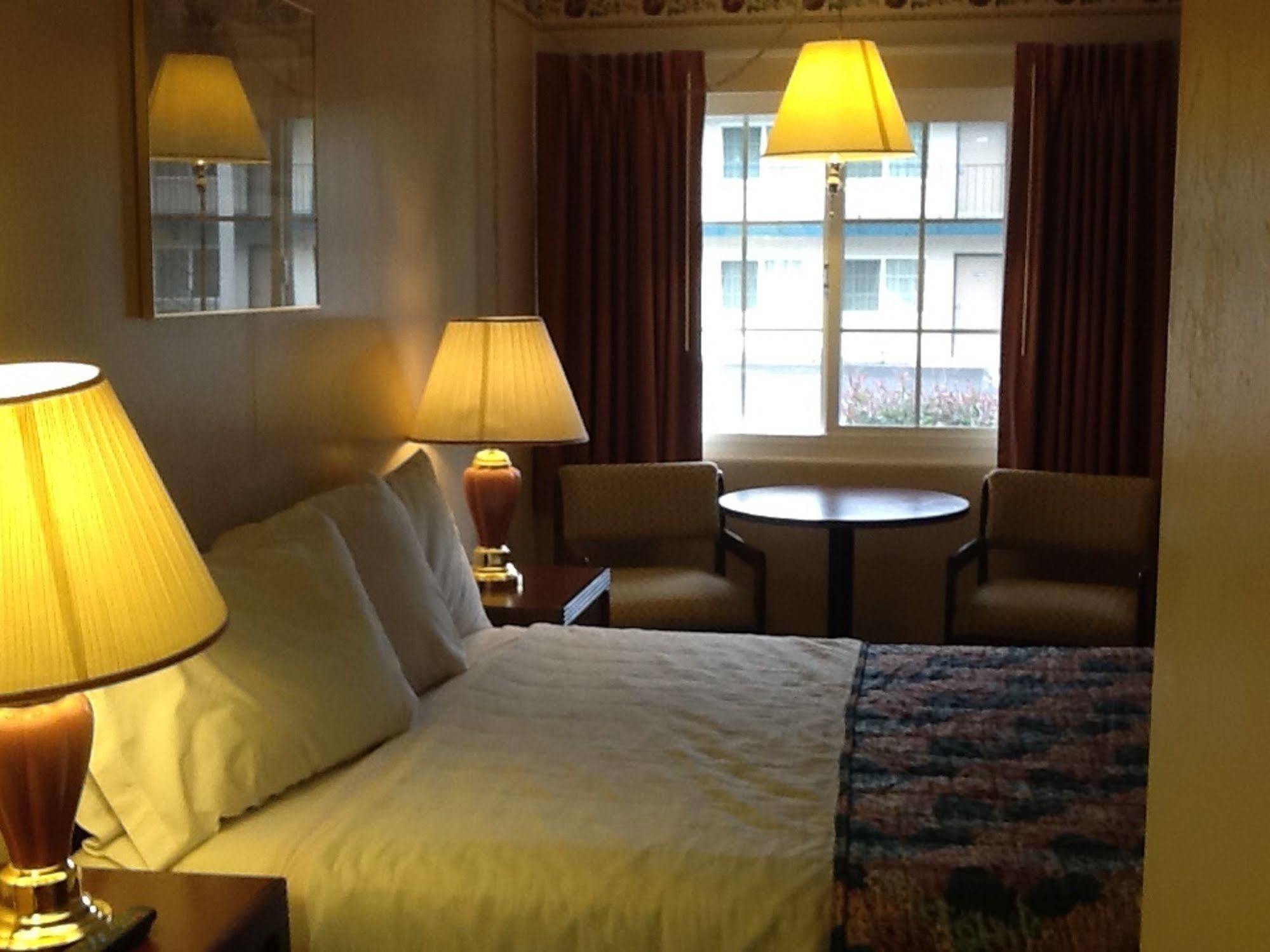 Pine Needles Inn Маунт-Шаста Екстер'єр фото