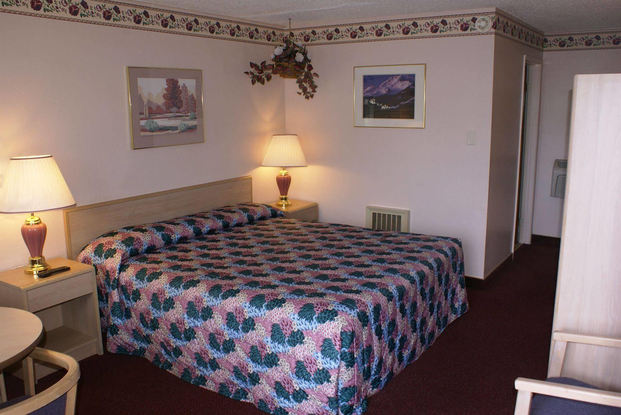 Pine Needles Inn Маунт-Шаста Екстер'єр фото