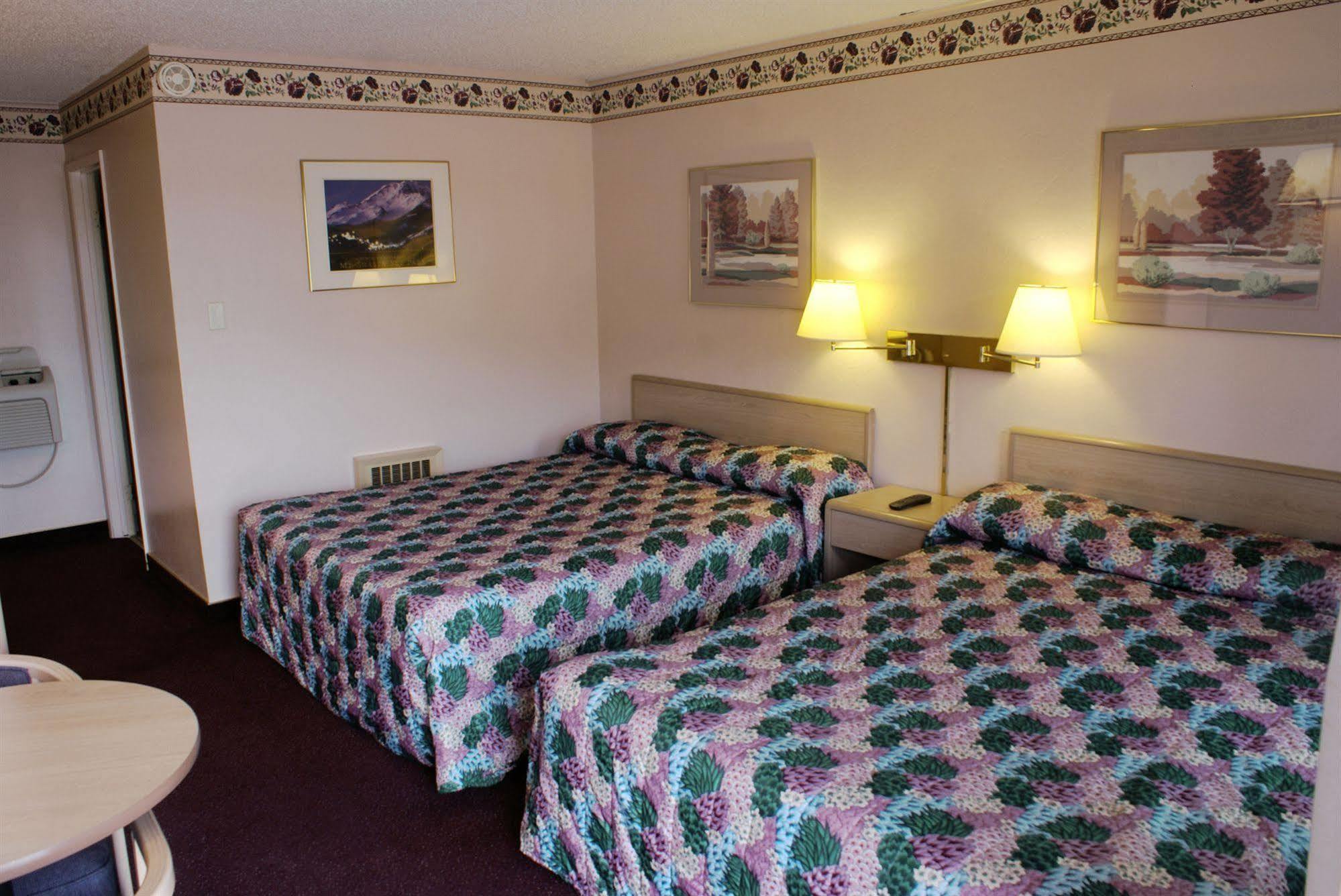 Pine Needles Inn Маунт-Шаста Екстер'єр фото