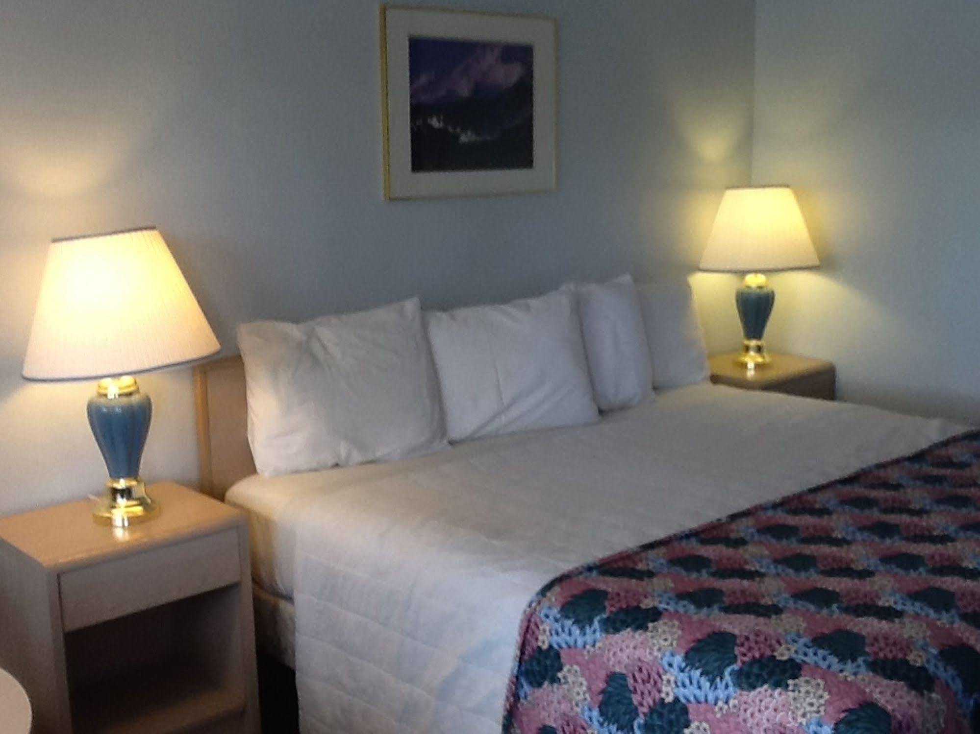 Pine Needles Inn Маунт-Шаста Екстер'єр фото