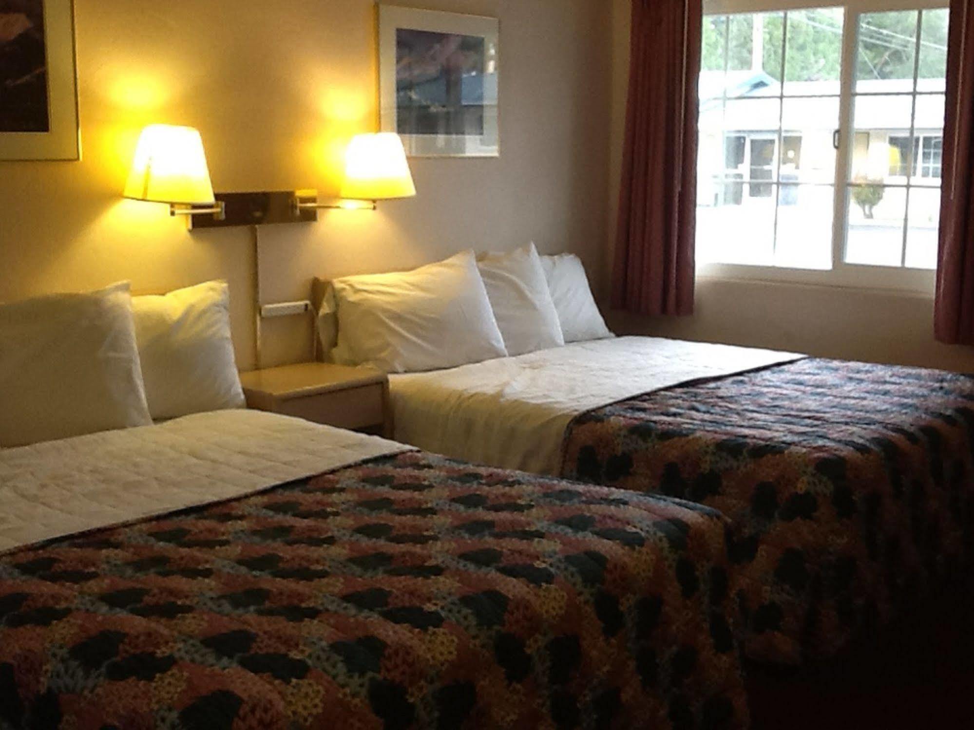Pine Needles Inn Маунт-Шаста Екстер'єр фото