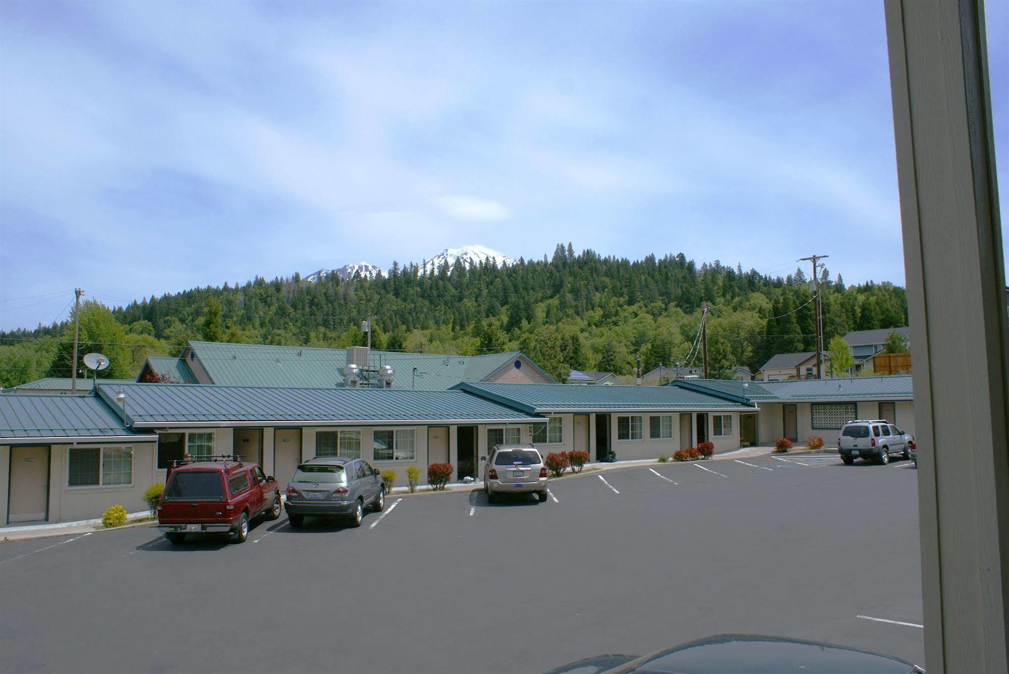 Pine Needles Inn Маунт-Шаста Екстер'єр фото