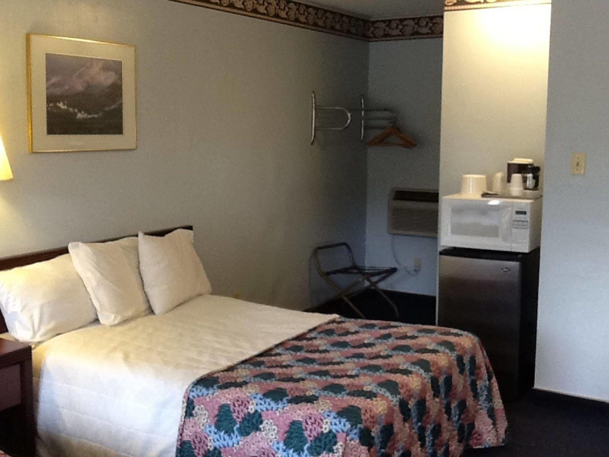 Pine Needles Inn Маунт-Шаста Екстер'єр фото